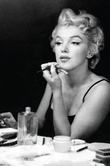 Marilyn Monroe Make-up 夢露化妝 24"x36" Poster