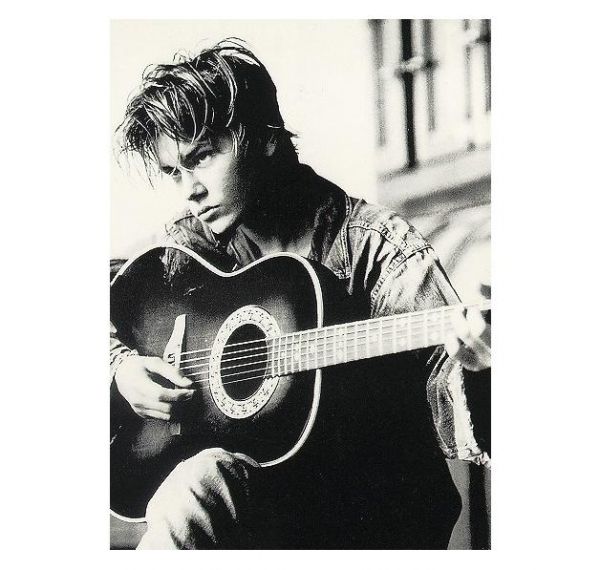 River Phoenix 利華馮力士B&W Playing Guitar Poster