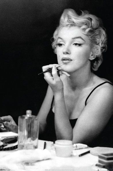 Marilyn Monroe Make-up 夢露化妝 24"x36" Poster